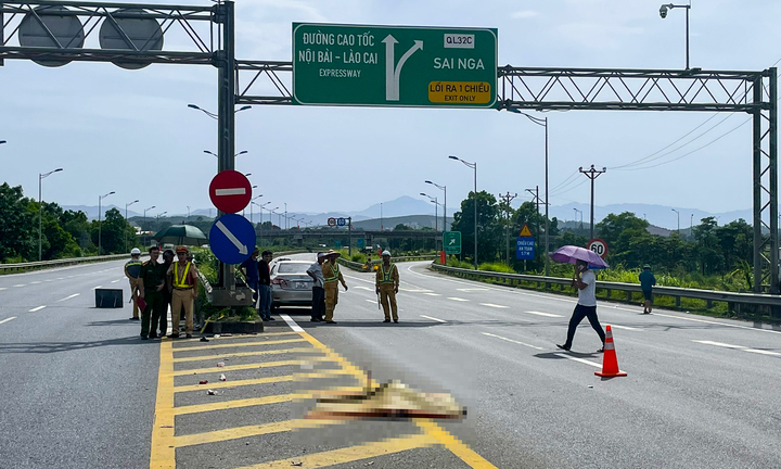 Truy tìm tài xế xe tải đâm chết người đi bộ trên cao tốc rồi bỏ chạy