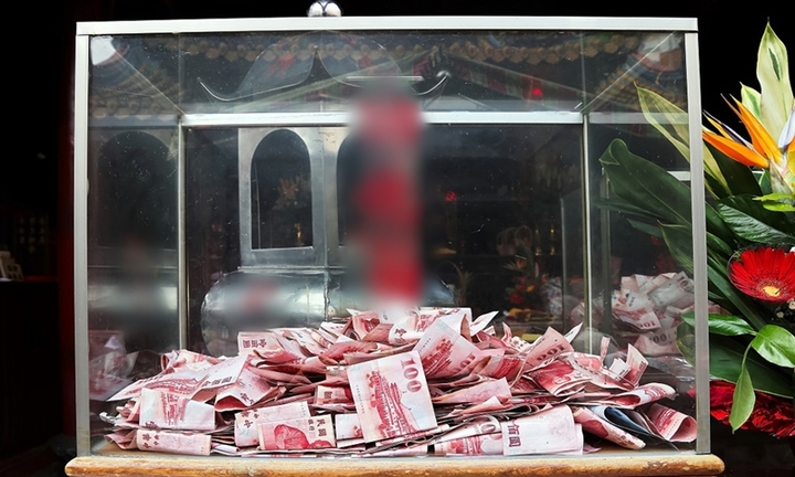 Bị bắt quả tang trộm tiền công đức, đạo chích cố cãi: 'Bồ tát cho vay'