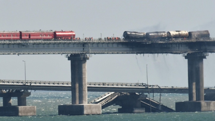 Giao thông cầu Crimea bất ngờ tạm dừng
