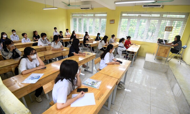 Học sinh Hà Nội đi 80km để được học lớp 10 trường công