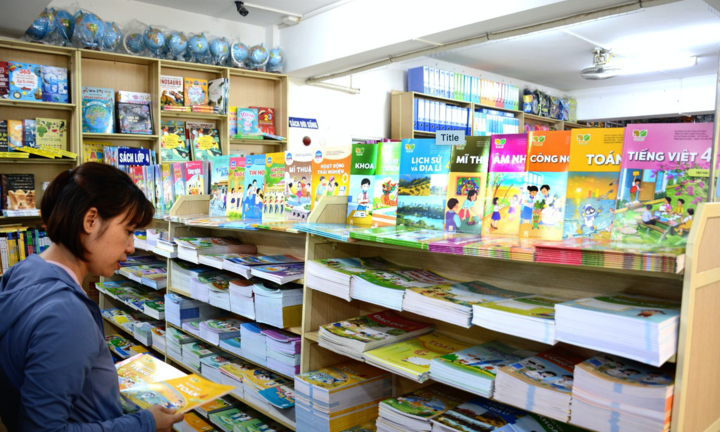 Hết cảnh phụ huynh đỏ mắt tìm sách giáo khoa năm học mới cho con