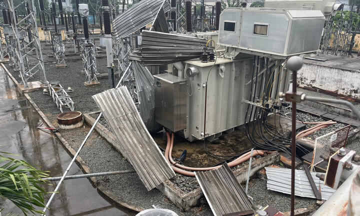Giông lốc cuốn bay mái tôn vào trạm biến áp, hơn 100 doanh nghiệp mất điện