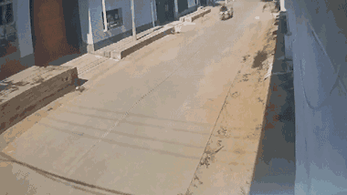 Mặt đường phát nổ, tài xế may mắn thoát nạn