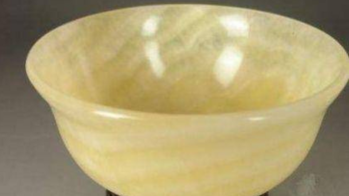 Cầm bát cổ đi giám định, ông lão giật mình khi biết đó là bảo vật vô giá 