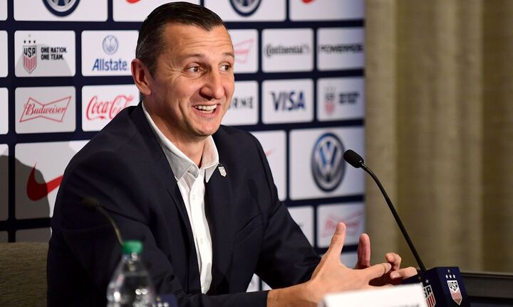 Hé lộ thu nhập của HLV Mỹ: Lương cả năm của tuyển nữ Việt Nam cũng không bằng