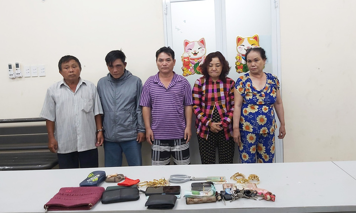 Công an TP.HCM bắt nhóm lừa đảo, chiếm đoạt vàng, nữ trang của người đi đường