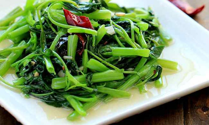 Mẹo xào rau muống xanh, giòn ngon như đầu bếp nhà hàng
