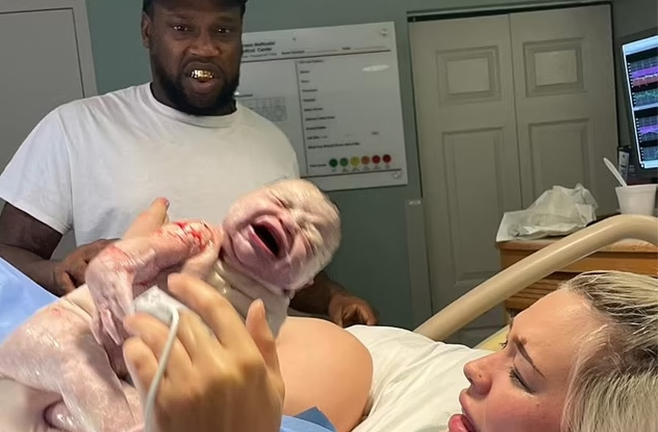 Biểu cảm buồn cười của ông bố khi chứng kiến con chào đời gây sốt mạng xã hội