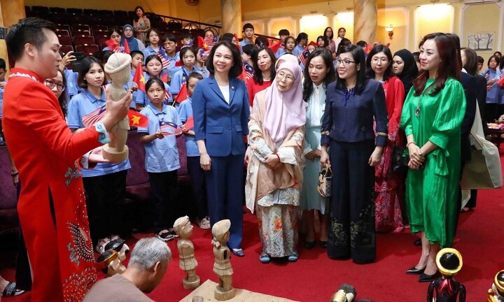 Hai Phu nhân Thủ tướng Việt Nam và Malaysia cùng xem múa rối nước