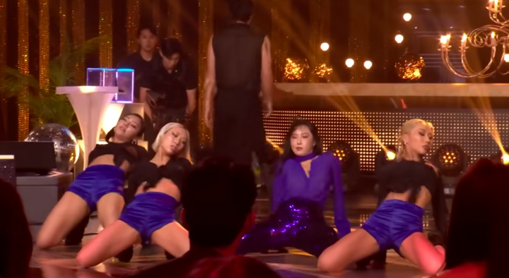 Bất chấp chỉ trích, ca sĩ nữ vẫn biểu diễn vũ đạo 'bỏng mắt', phản cảm