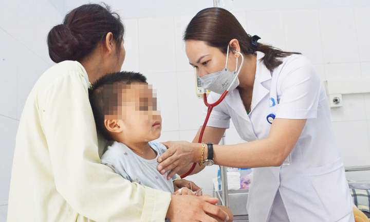 Bé 2 tuổi bỏng lưỡi sau khi uống nhầm thuốc tẩy nốt ruồi