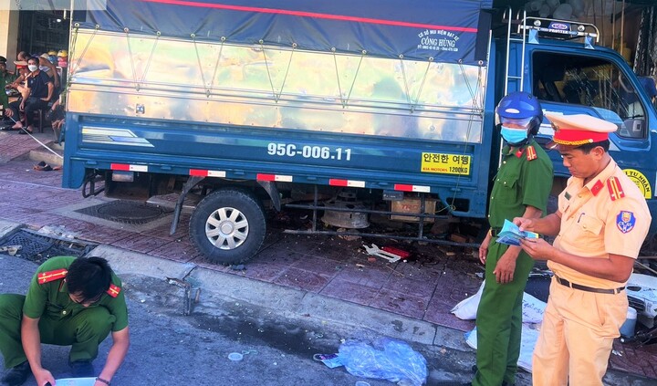 Xe tải đâm vào nhà dân, 2 người phụ nữ thiệt mạng