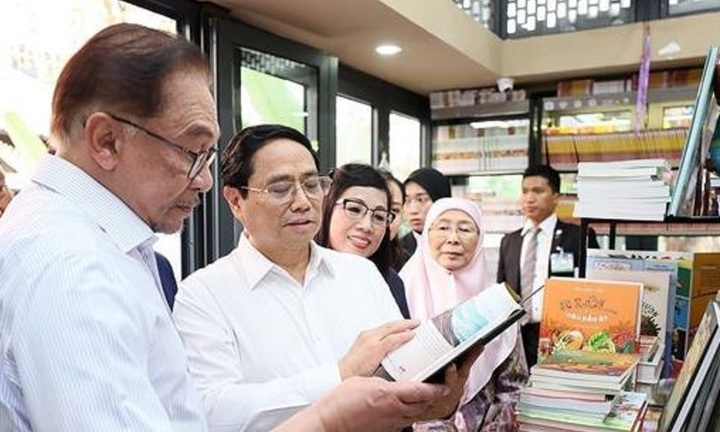 Thủ tướng Việt Nam và Thủ tướng Malaysia thăm phố sách, thưởng thức cafe Hà Nội