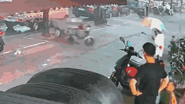 Xe 3 bánh tự di chuyển, tông hàng loạt phương tiện