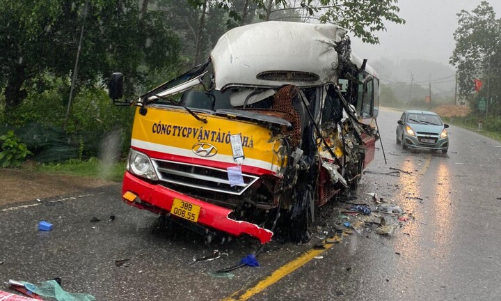 Xe buýt chở hàng chục hành khách va chạm với ô tô đầu kéo ở Hà Tĩnh