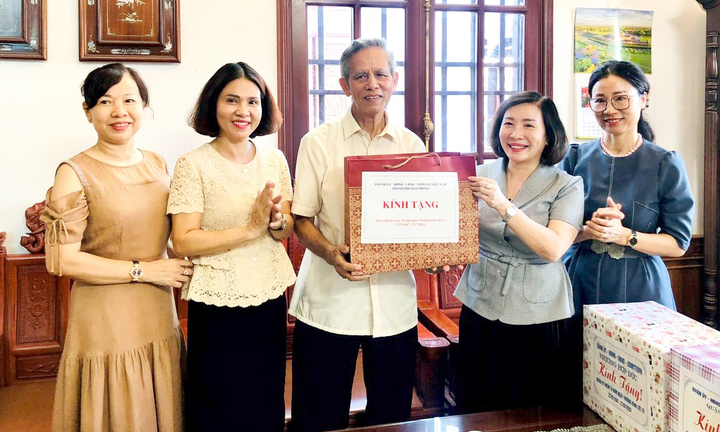 Hải Phòng: Tri ân, tặng quà gia đình có công với cách mạng 