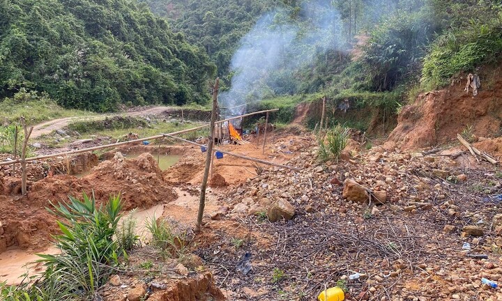 Triệu tập 2 kẻ đe dọa, rượt đuổi phóng viên ở bãi vàng trái phép