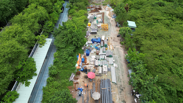 Dự án Nhà thi đấu Phan Đình Phùng nằm ở trung tâm TP.HCM bị cây cỏ phủ kín