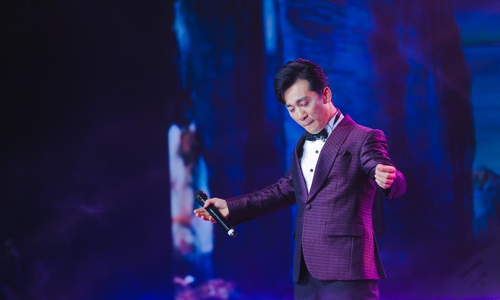 'Sao Mai' Quang Hào biến hóa đa màu sắc trong đêm nhạc kỷ niệm 20 năm ca hát