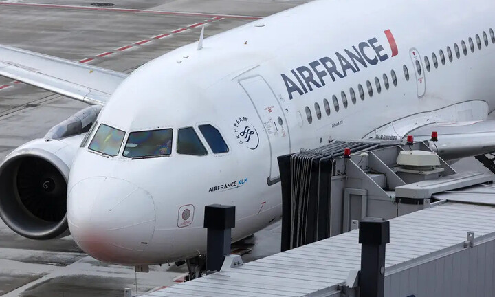 Hành khách cố mở cửa thoát hiểm máy bay giữa trời, bị bắt ngay khi hạ cánh