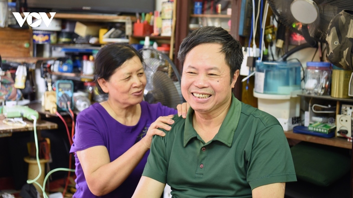 Chuyện tình cảm động của thương binh liệt nửa người và cô điều dưỡng 