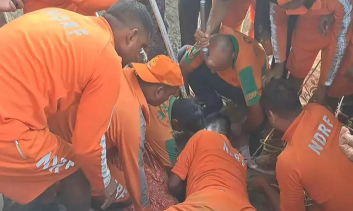 Ấn Độ giải cứu thành công bé trai 3 tuổi rơi xuống giếng sâu 30 m