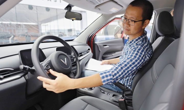 Khách hàng Nha Trang hào hứng chốt cọc sau khi ‘tận tay’ lái thử ô tô điện VinFast