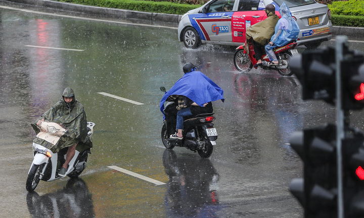 Sau đợt nắng nóng, dự báo miền Bắc sắp hứng mưa rào và dông 