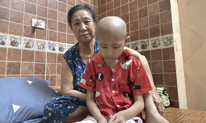 Bà ngoại 76 tuổi ngược xuôi khắp các bệnh viện điều trị ung thư xương cho cháu