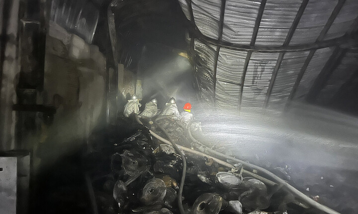 Cháy kho quạt điện và cửa hàng mây tre đan ở Hà Nội