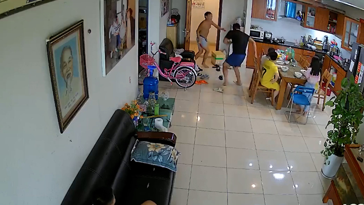 Vụ người đàn ông cầm dao tấn công hàng xóm: 'Tôi đã học võ mới né được'