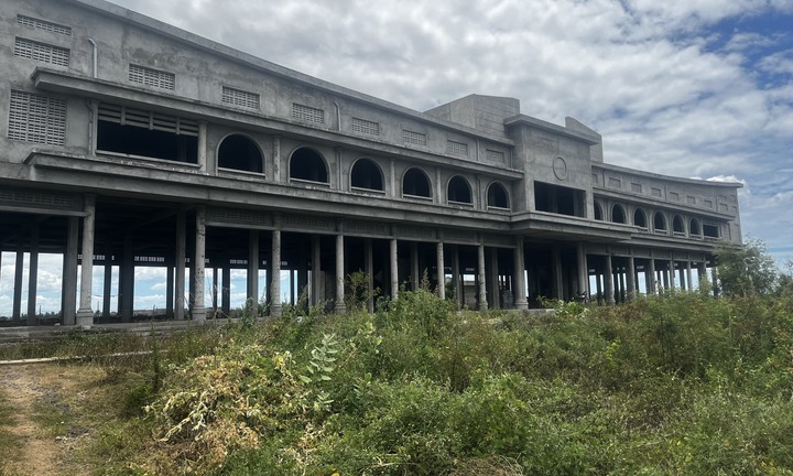 Chợ cũ ô nhiễm trầm trọng, chợ mới thành khu nuôi vịt