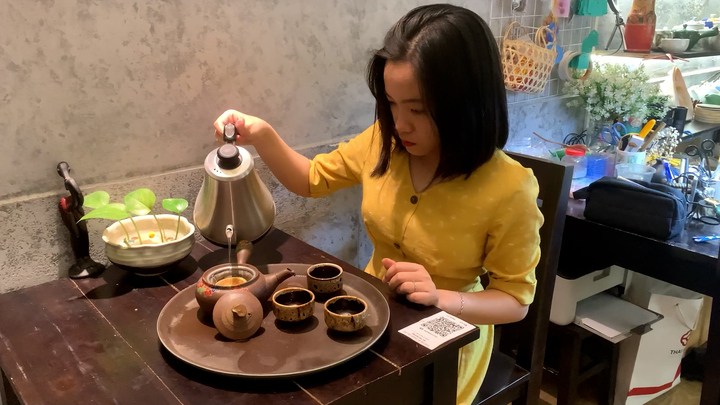 Quán trà đặc biệt khách tự pha, tự rửa ấm chén 