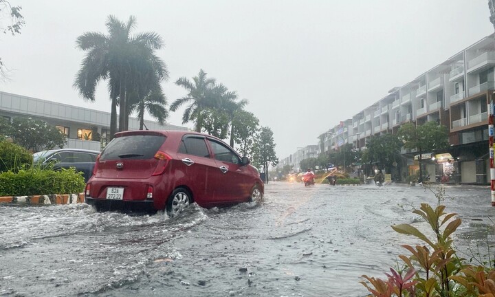 Dự báo thời tiết TP.HCM hôm nay 25/7: Mưa rào, rải rác có dông