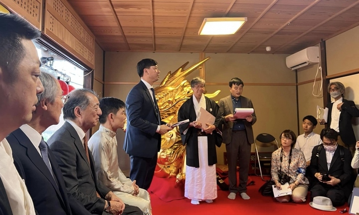 Đài Tiếng nói Việt Nam trao tặng bức rèm thêu cung đình cho phía Nhật Bản