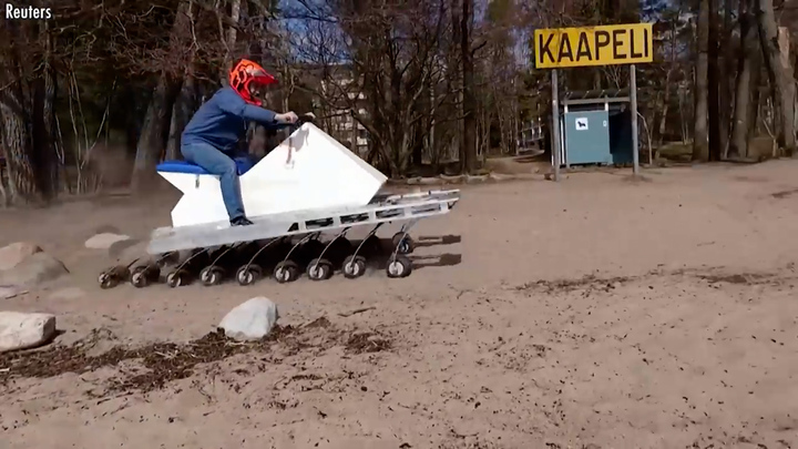 Độc đáo xe điện 18 bánh 'lướt' trên nhiều địa hình