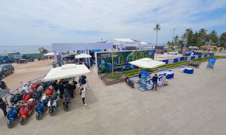 Ô tô điện VinFast chiếm trọn cảm tình của khách Việt