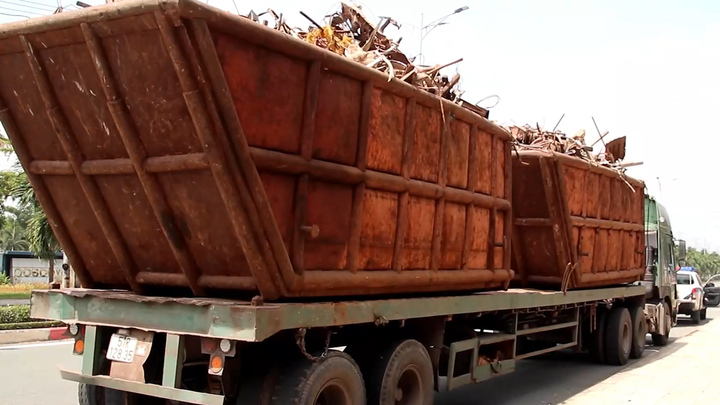 Xe container 'dị dạng' tung hoành trên quốc lộ 51 