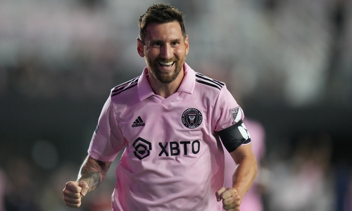 Mãn nhãn cú đúp 9,9 điểm giúp Messi chạm mốc đặc biệt