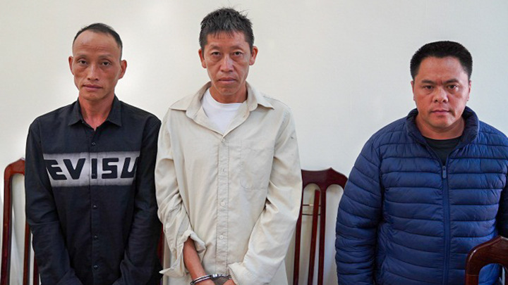 Thiếu tiền tiêu xài, anh trai bán cả em ruột sang nước ngoài