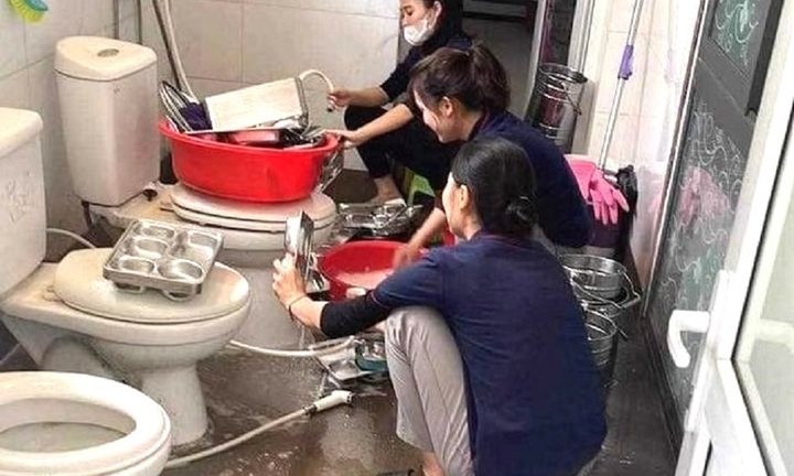 Xôn xao hình ảnh trường mầm non ở Nghệ An rửa khay ăn của trẻ bên bồn cầu