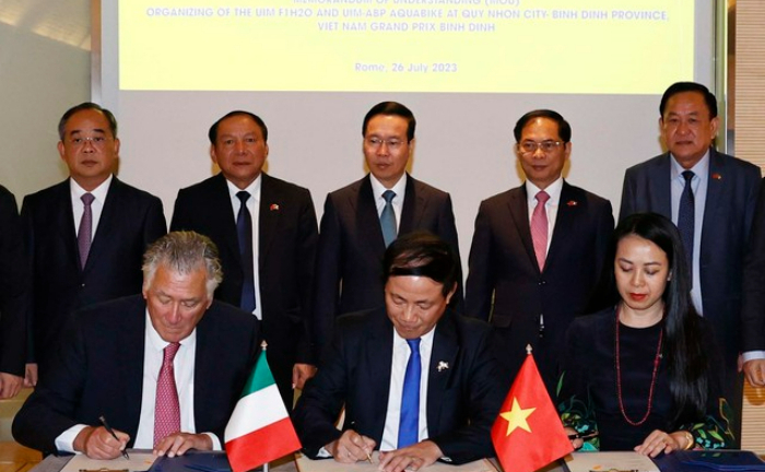 Chủ tịch nước chứng kiến lễ ký kết tổ chức Giải đua thuyền máy quốc tế Bình Định