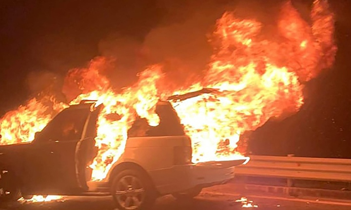 Ô tô Range Rover cháy ngùn ngụt trên cao tốc Hạ Long - Hải Phòng