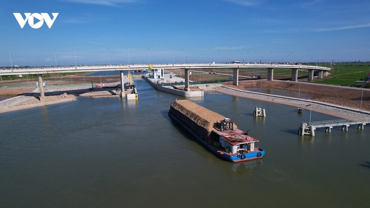 Tàu thuyền tấp nập qua kênh đào 'Panama' của Việt Nam mới khánh thành