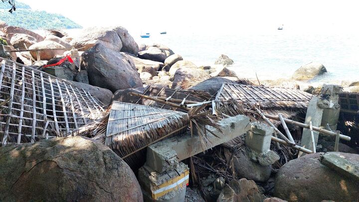 Cảnh nhếch nhác ở bãi biển Sơn Trà sau cưỡng chế loạt công trình trái phép 