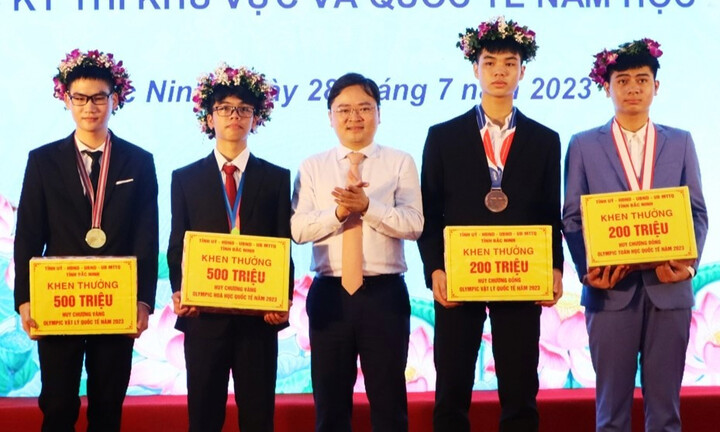 Bắc Ninh thưởng 1 tỷ đồng cho 2 học sinh giành Huy chương Vàng Olympic quốc tế