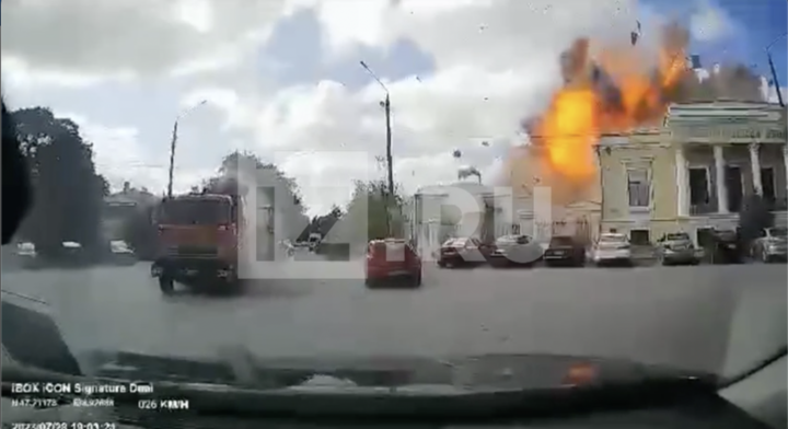 Khoảnh khắc tên lửa rơi xuống thành phố Taganrog của Nga