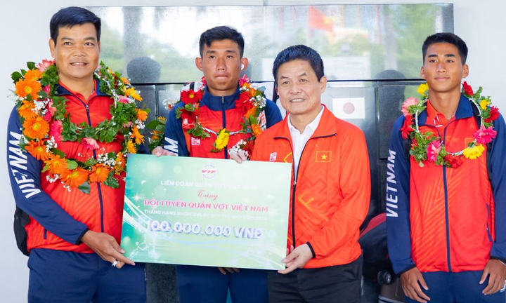 Đội tuyển quần vợt Việt Nam nhận thưởng 100 triệu đồng