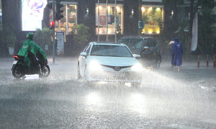 Dự báo thời tiết TP.HCM hôm nay 30/7: Ngày nắng, tối có mưa rào rải rác, mưa to và dông