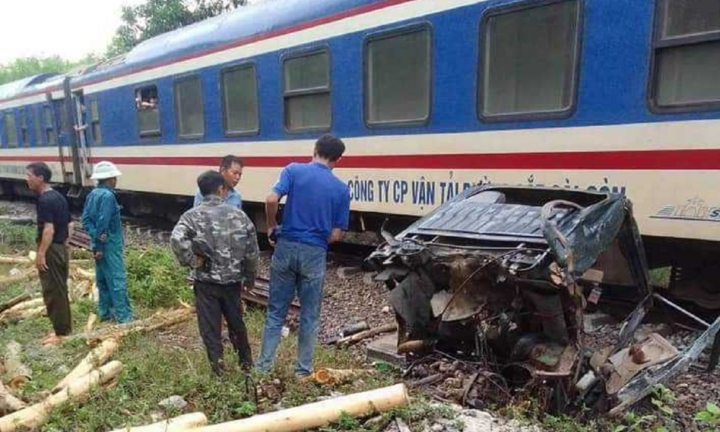 Chết máy giữa đường ray, xe tải bị tàu đâm gãy đôi 